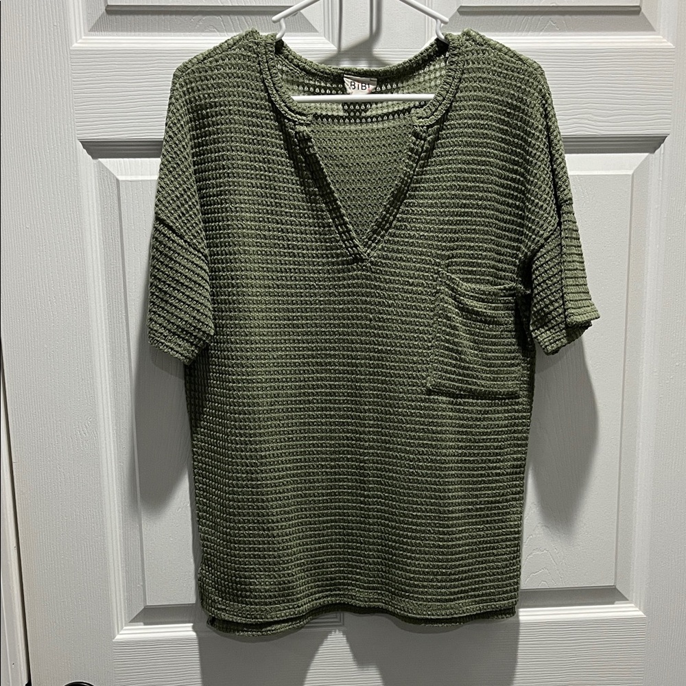 BiBi Textured Lightweight Short Sleeve Tee in Olive